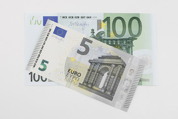 Geldscheine 5 und 100 Euro