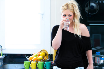 Blonde Frau trinkt Wasser