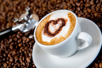 Obrazy na Szkle  cappuccino z dużą ilością ziaren kawy