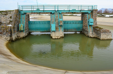 Fototapeta na wymiar sulama kanallarının su kontrol bölümü