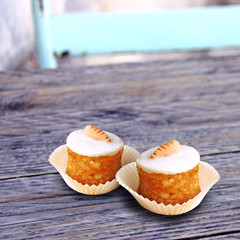 zwei möhrenmuffins