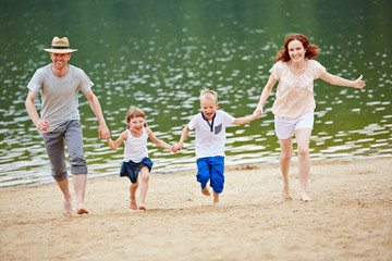 Familie draußen beim Laufen am Strand
