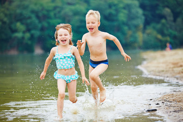Zwei Kinder plantschen im Wasser