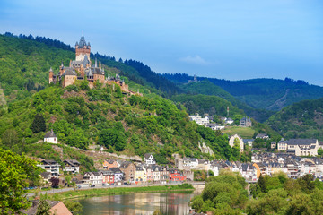 Obraz premium Panorama Cochem z zamkiem cesarskim