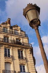 Fototapeta na wymiar Building and lantern in Paris