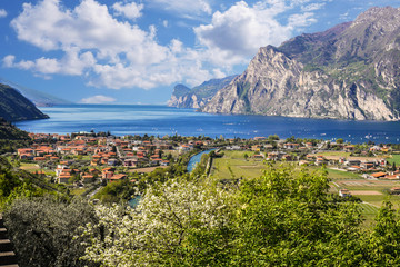 Herrlicher Blick zum Gardasee, Italien - obrazy, fototapety, plakaty