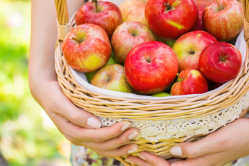 Woman holding  aprons apples