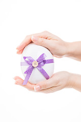 Osteie mit lila Schleife