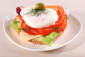 Sandwich with poached egg and vegetables