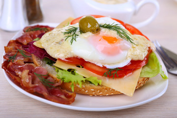 Sandwich with poached egg, tomato and bacon