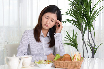 食欲不振の女性