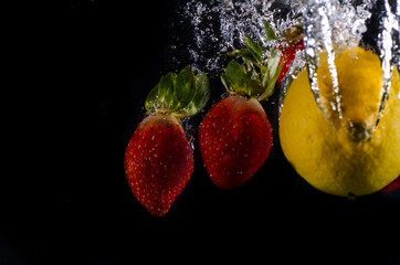 Fototapeta na wymiar Erdbeere und Zitrone
