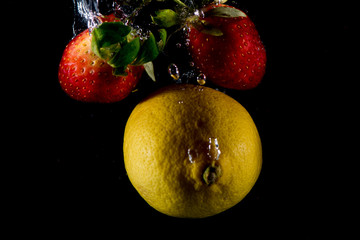 Fototapeta na wymiar Erdbeere und Zitrone