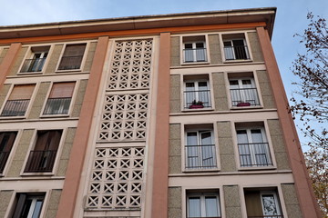 Obraz premium Immeuble façade avec croisillons en pierre