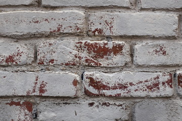 Mur de briques peint en blanc