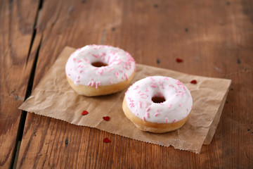 donuts mit rosa streuseln und herzchen konfetti