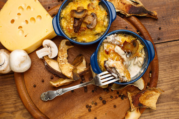 Moshroom casserole in a blue ceramic pot