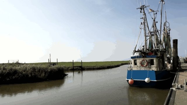 Krabbenkutter im Hafen