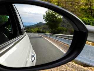 Landstra&szlig;e im Seitenspiegel