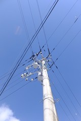 交差する電線・エネルギー