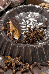 alte Backformen mit Lebkuchen und Gewürzen