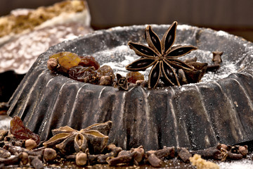 alte Backformen mit Gewürzen für Weihnachtsgebäck