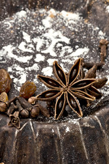 alte Backformen mit Gewürzen für Weihnachtsgebäck