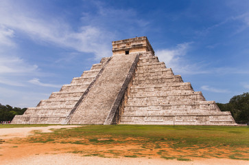 Fototapeta na wymiar Maya mayan pyramid El Castillo (Kukulkan) in Chichen-Itza,
