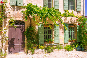 Fototapeta na wymiar Old town in provence