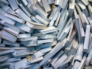 viele Bücher im Chaos