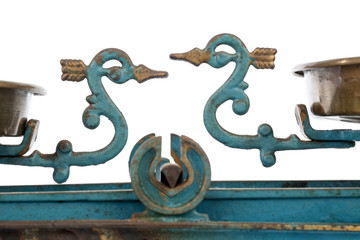 Alte Waage mit zwei Schalen