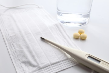 マスクと体温計と薬