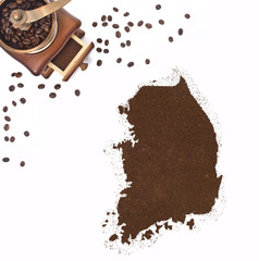 Coffee powder in the shape of South Korea and a coffee mill.(ser