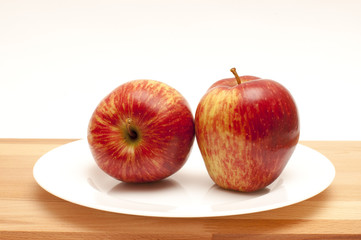 2 apples on a white plate