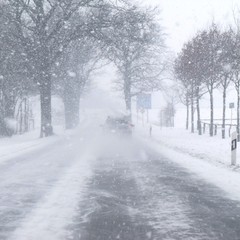 Obraz premium winterlicher strassenverkehr
