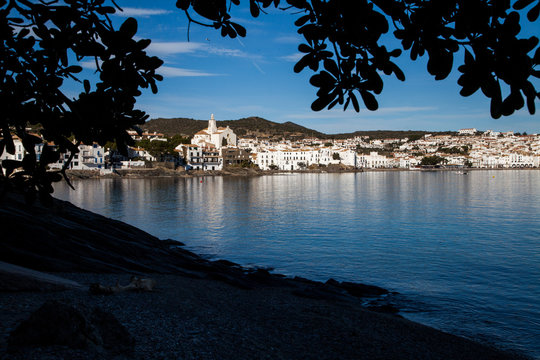 Cadaqu&eacute;s under the trees