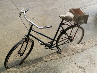 Fototapeta na wymiar Vélo rustique garé le long d'un trottoir à Cuba.