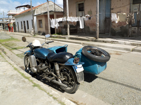 Side car vintage dans une rue de Barracoa, Cuba.