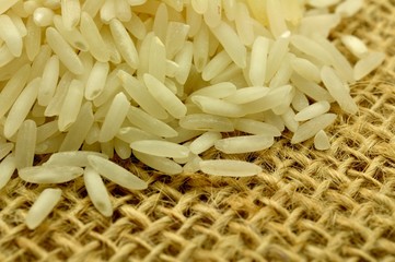 Reis auf Jute