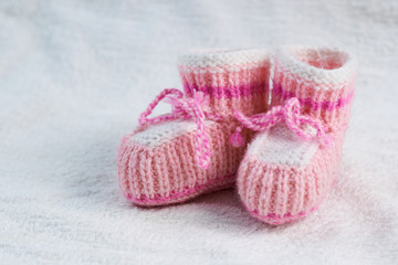 Fototapeta na wymiar knitted pink baby boots