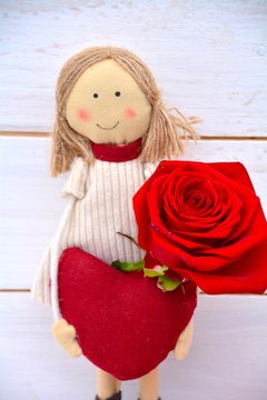 Puppe mit Herz und Rose