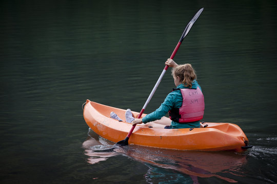 bambina in canoa