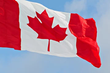 Zelfklevend Fotobehang Vlag van Canada vliegt dicht omhoog © SHS Photography