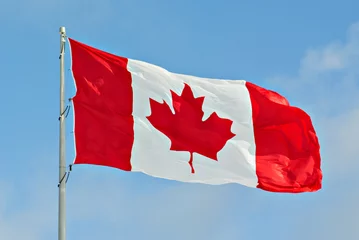 Poster Im Rahmen Kanada-Flagge weht an der Stange © SHS Photography
