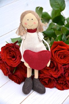Grußkarte - Stoffpuppe mit Herz und roten Rosen