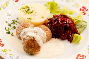 meatballs with mashed potatoes