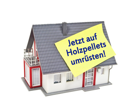 Haus mit Zettel und Holzpellets