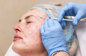 Cosmetic treatment with injection in a clinic