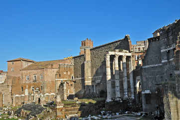 Fototapeta na wymiar Roma i Fori Imperiali - foro di Augusto