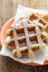 Waffeln mit Puderzucker